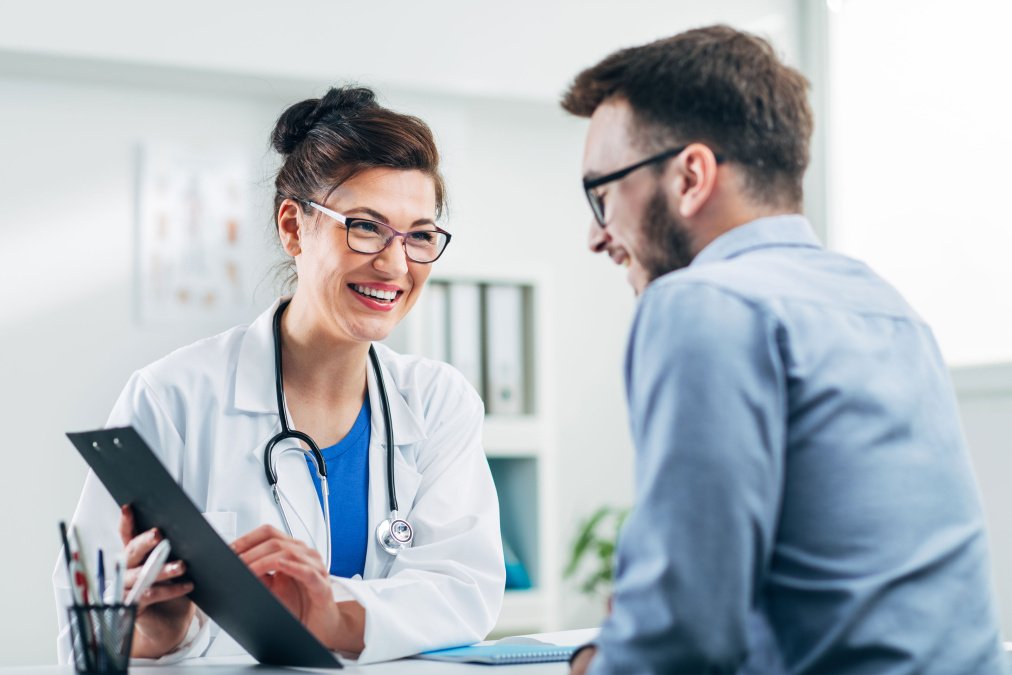 Ärztin und Patienten in Beratungssituation. Symbolbild für gemeinsame Entscheidungen in der Reha.