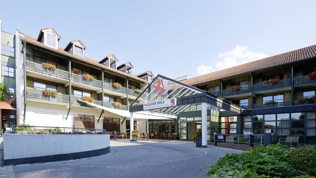 Blick auf das Gebäude und den Eingangsbereich vom assauer Wolf Reha-Zentrum Bad Griesbach