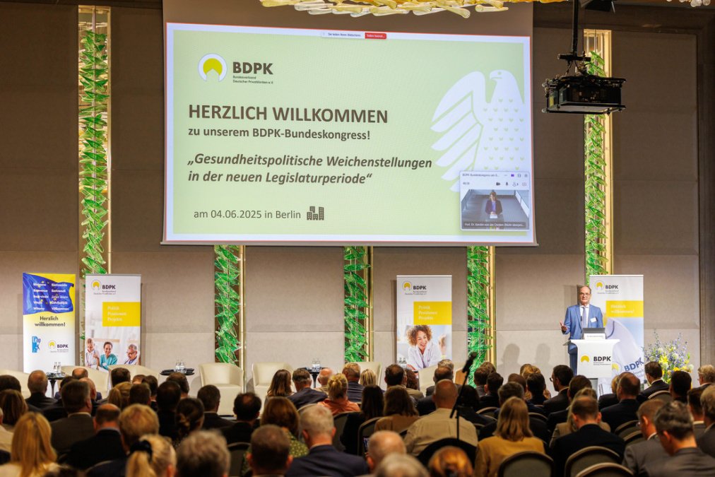 Plenarsaal mit Sreen "Willkommen zum BDPK Bundeskongress 2025"