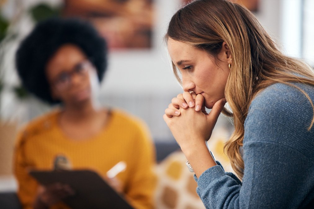 Patientin im Gespräch mit einer Therapeutin während einer psychosomatischen Rehabilitation.