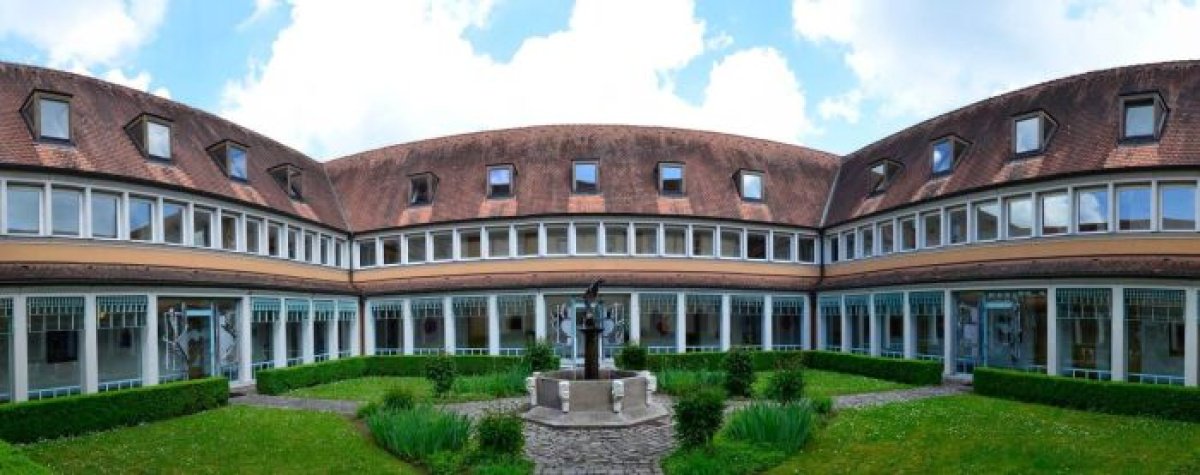 Innenhof des Klosters Schmerlenbach, Bildungshaus des Bistums Würzburg nahe Aschaffenburg