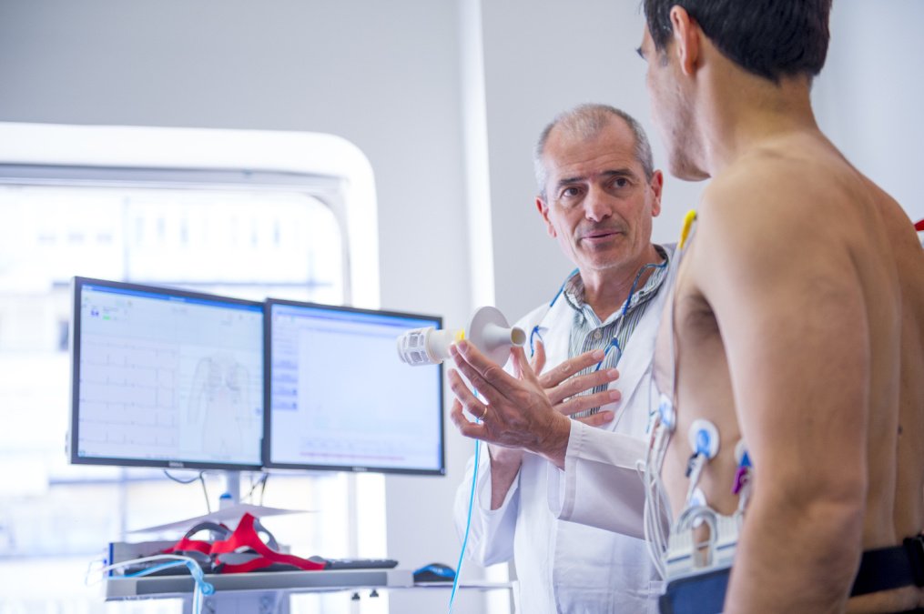 Mann befindet sich bei einem Arzt zum Test der Herz- und Lungenfunktion mit EKG.