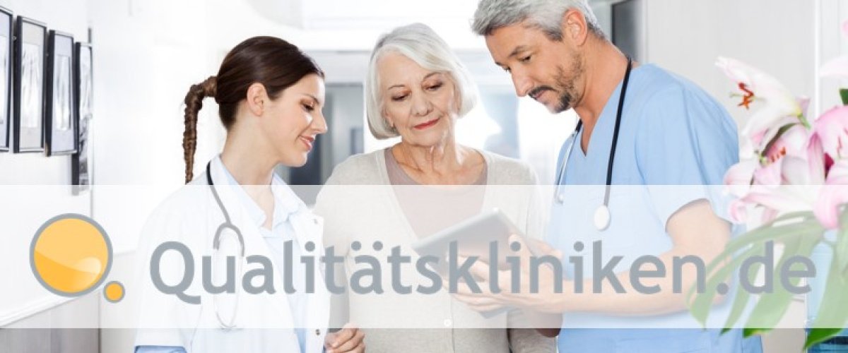 Patientin mit 2 Ärzt:innen und Schriftzug "Qualitätskliniken.de"