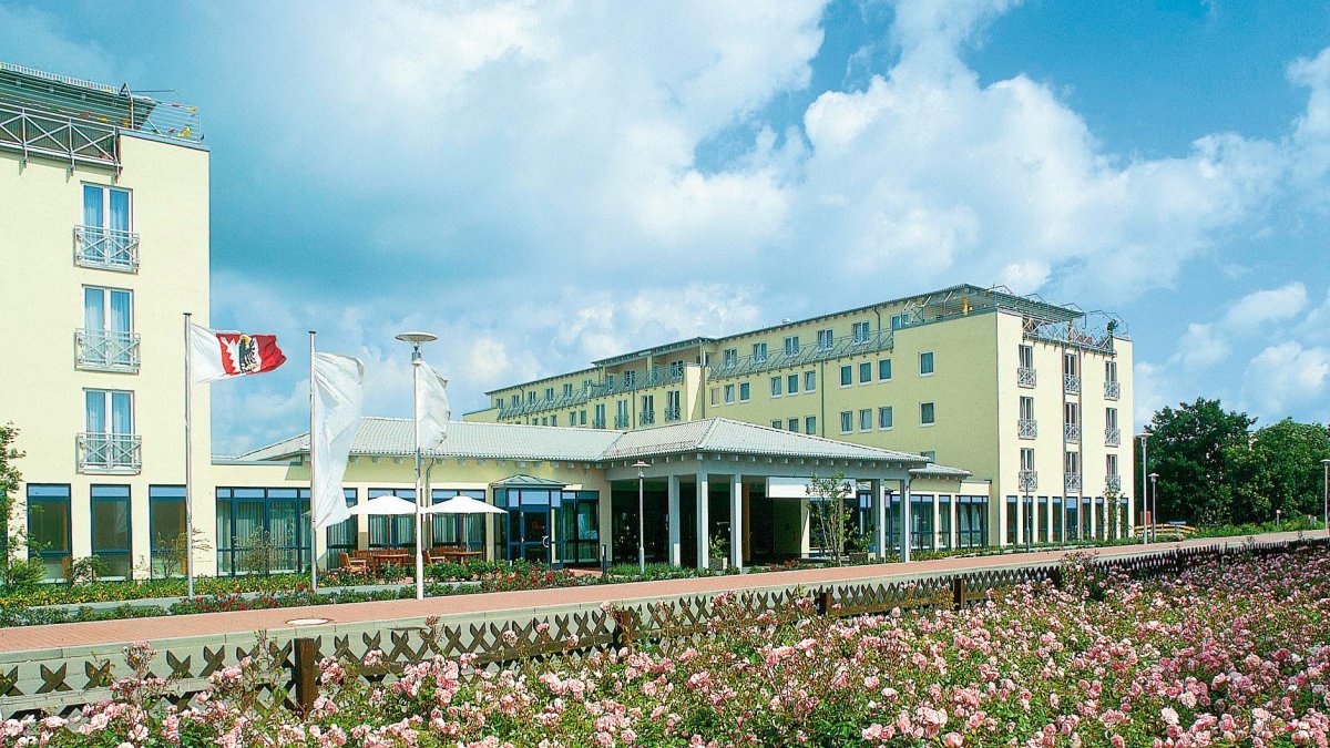 Ostseeklinik Grömitz Außenansicht und Gartenanlage