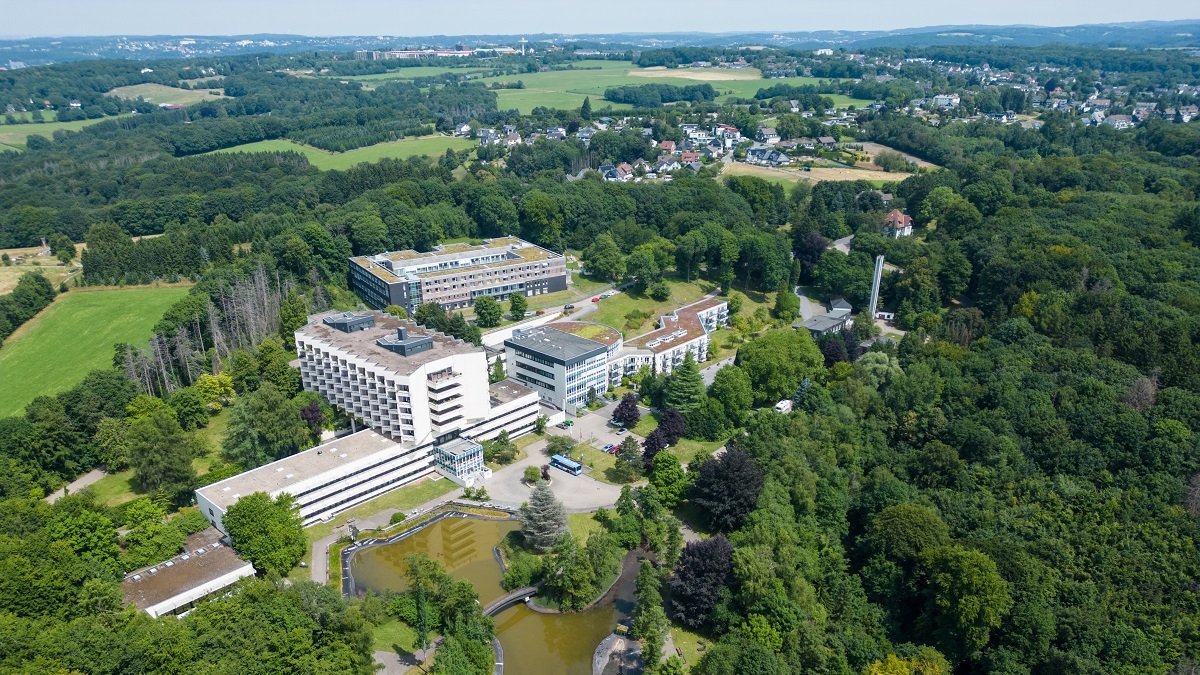 Luftbild der VITREA Rehaklinik Bergisch-Land umgeben von Bäumen
