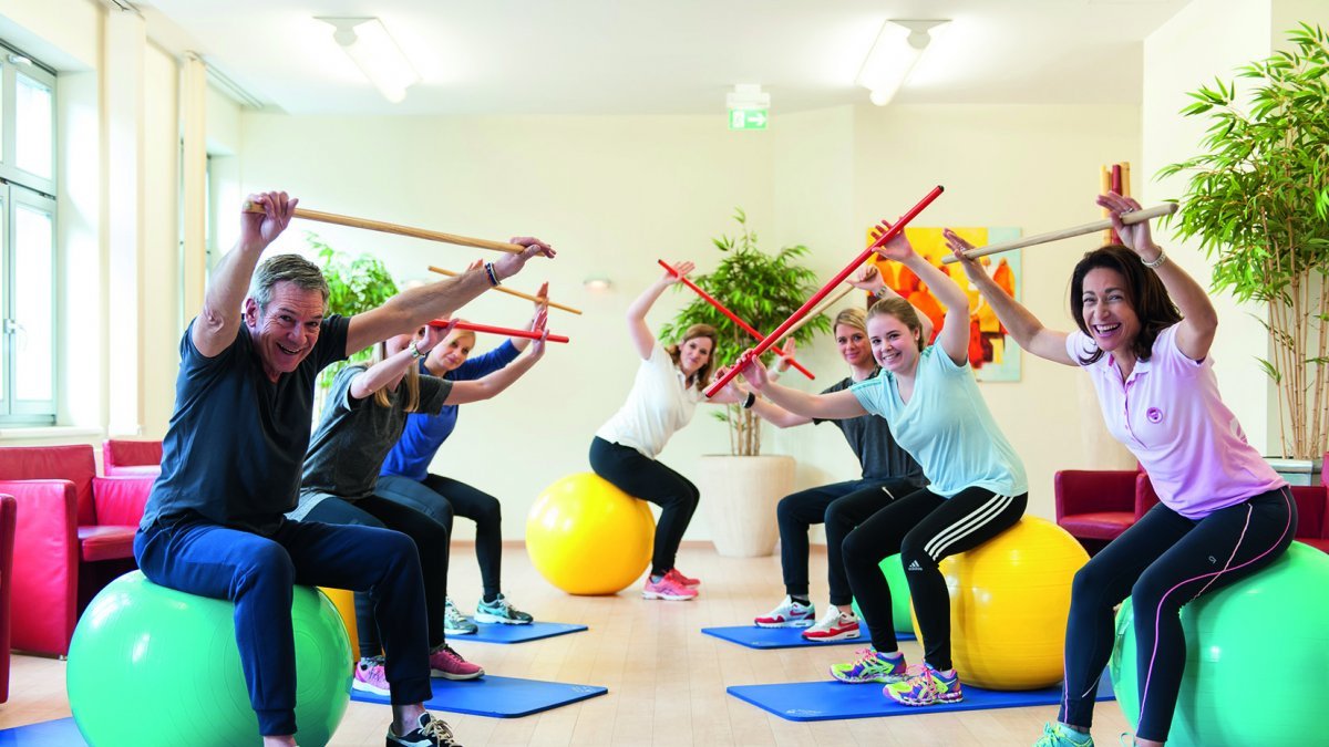 Patienten in einer Gruppentherapie. Therapie in der Gruppe ist effektiv und fördert Motivation und Kontakte zu anderen Patienten.