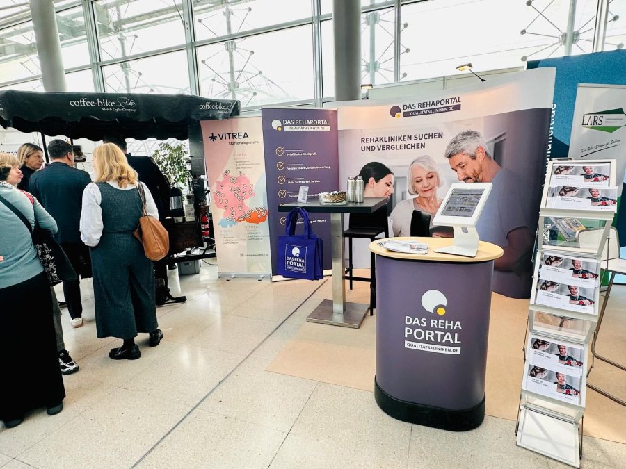 Messestand des REHAPORTALS mit Besuchern beim Reha-Kolloquium 2026 in Leipzig