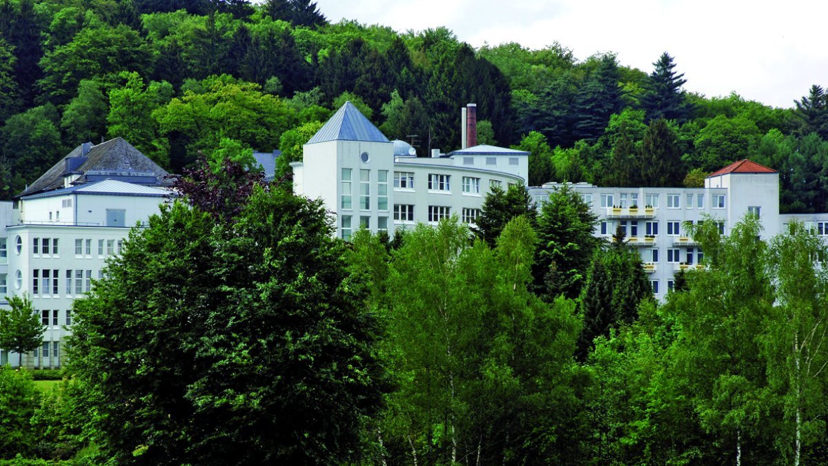 Die VITREA Klinik Hagen-Ambrock liegt eingebettet in ein waldreiches Erholungsgebiet – Blick auf das Klinikgebäude umgeben von Bäumen und Natur.