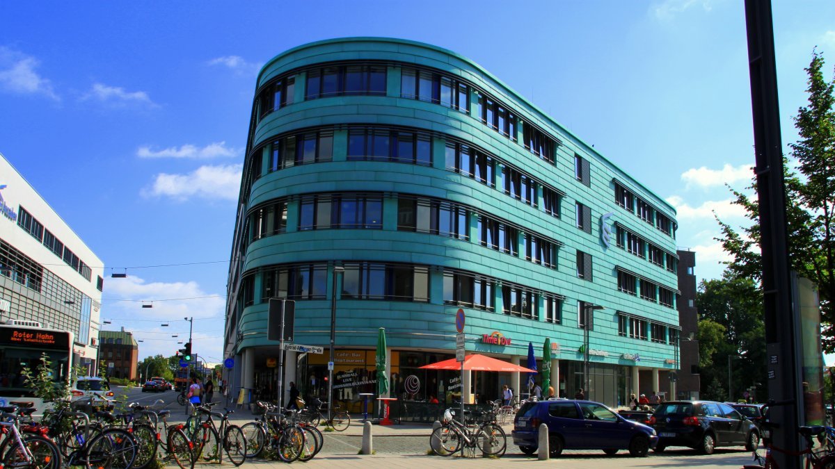 Modernes Gebäude des VITREA Rehazentrums Lübeck, zentral gelegen neben dem Hauptbahnhof und ZOB