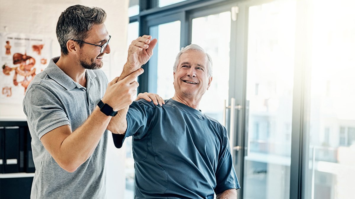 Patient und Therapeut arbeiten gemeinsam an Strategien zur Schmerzbewältigung.