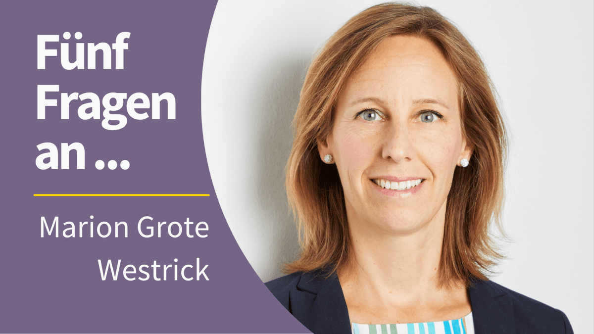 Portrait von Marion Grote Westrick mit dem Schriftzug "Fünf Fragen an ... Marion Grote Westrick"