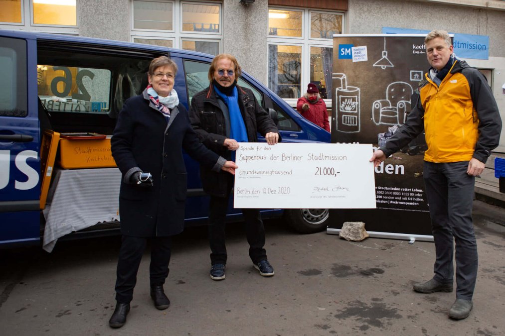 Überreichung eines Spendenchecks für den Suppenbus der Berliner Stadtmission.