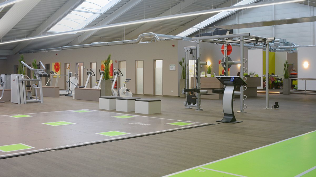 Foto vom Trainingsbereich mit Geräten