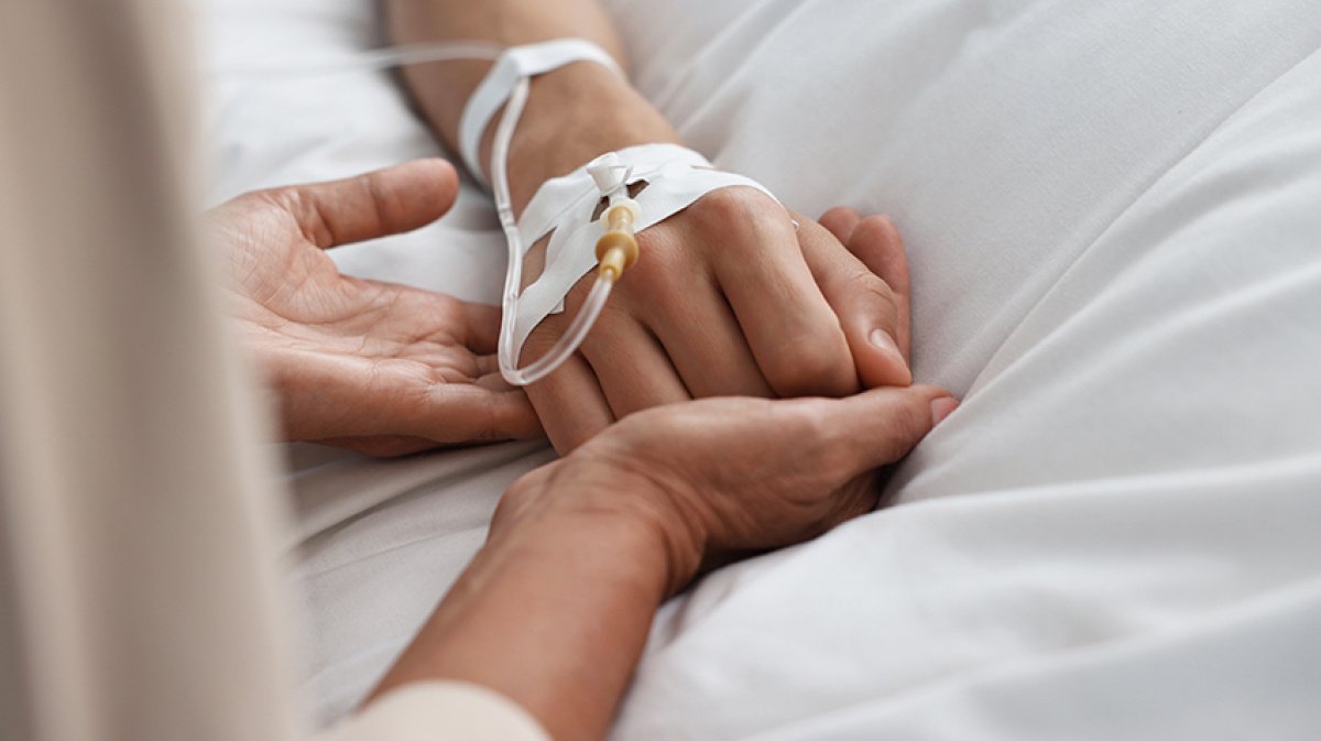 Patient wird auf einer Intensivstation medizinisch überwacht und versorgt.