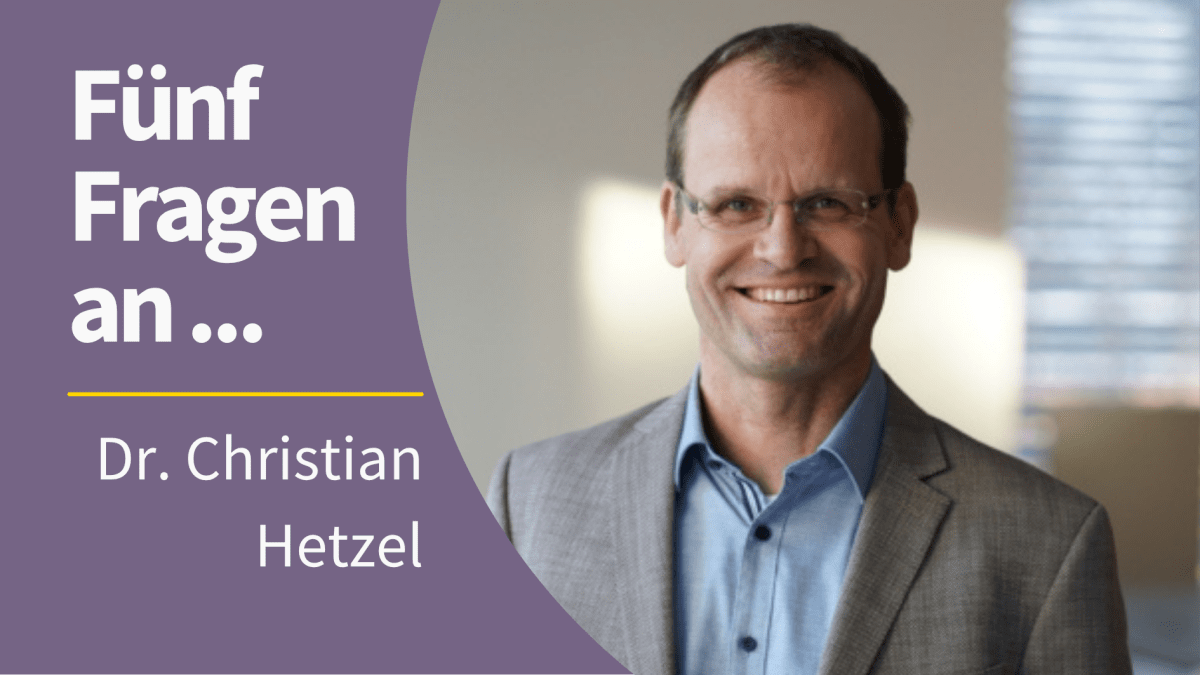 Portrait von Dr. Christian Hetzel mit dem Schriftzug "Fünf Fragen an ... Christian Hetzel""